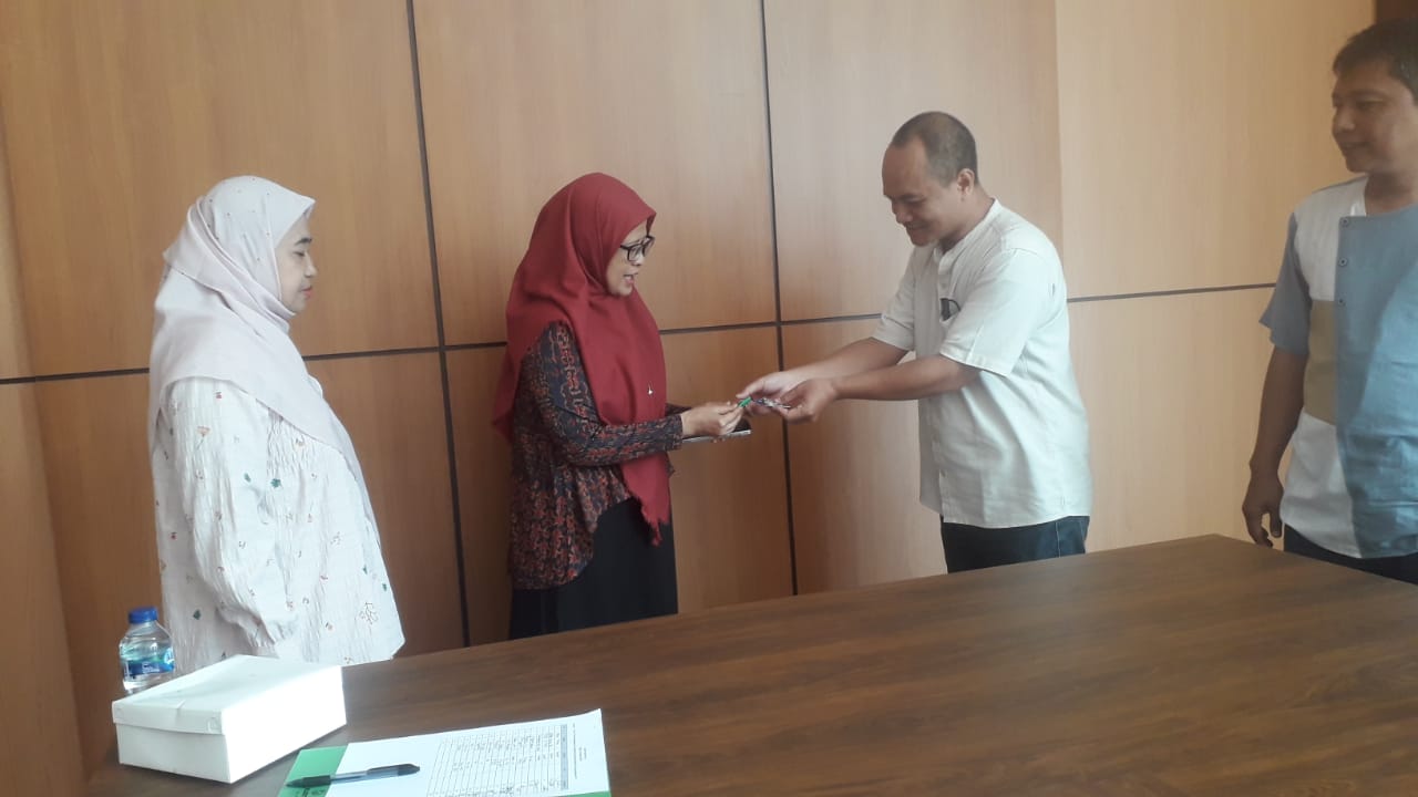 Serah terima kunci gedung dari Vendor ke PPK