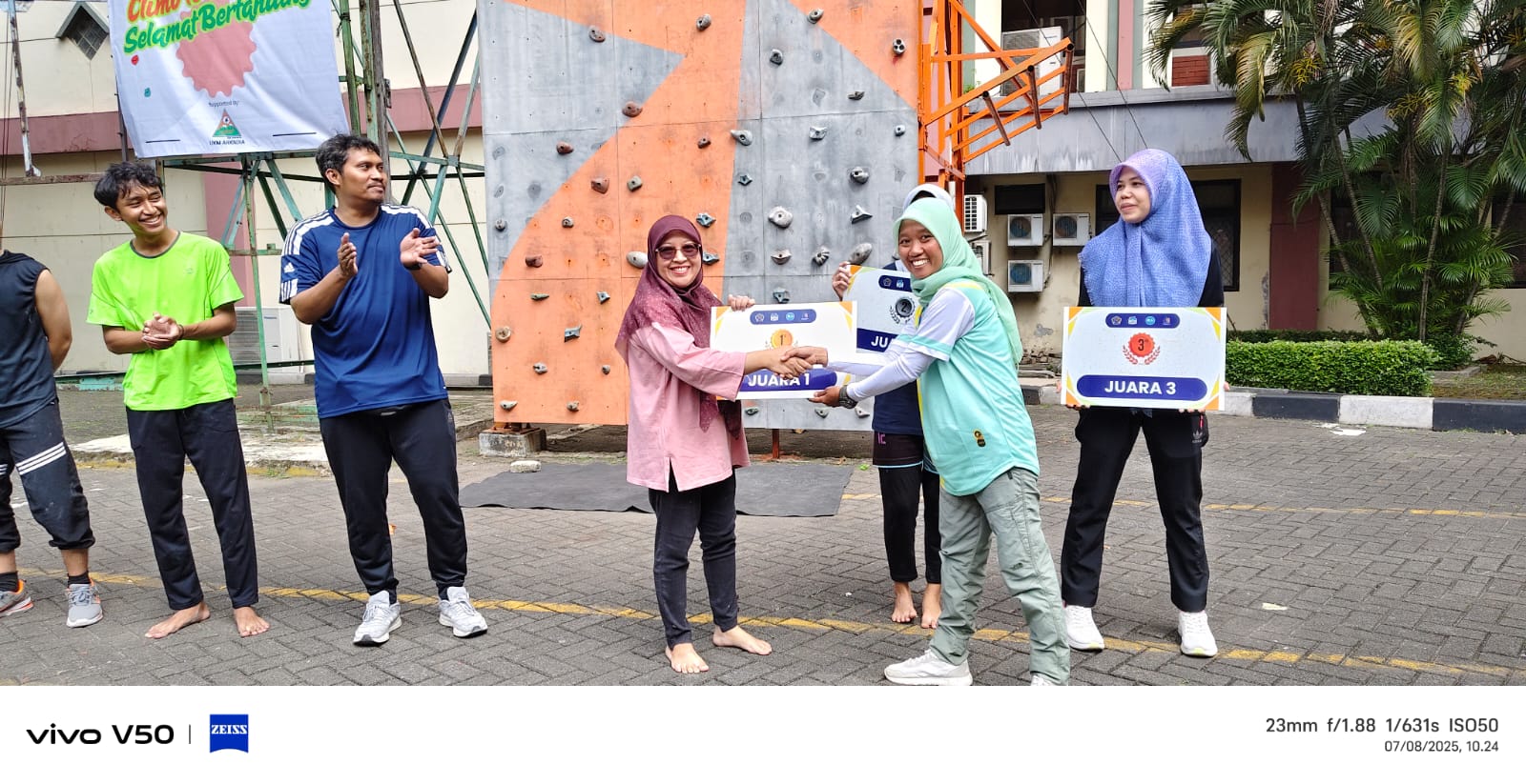 N. SIti Jamilah Juara 1 Wall Climbing