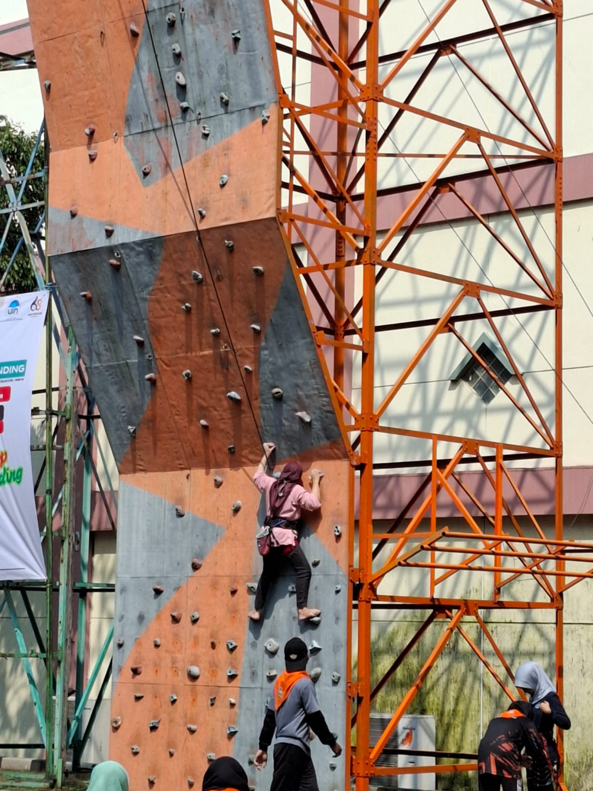 Lomba Wall Climbing