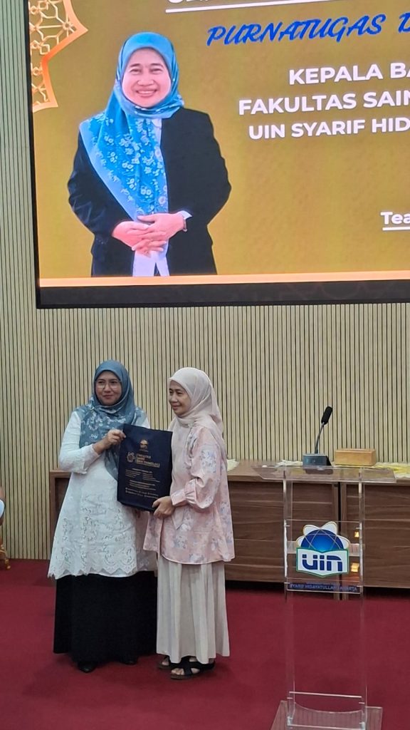 kenang-kenangan dari Wadek 3 kepada Ibu Kabag